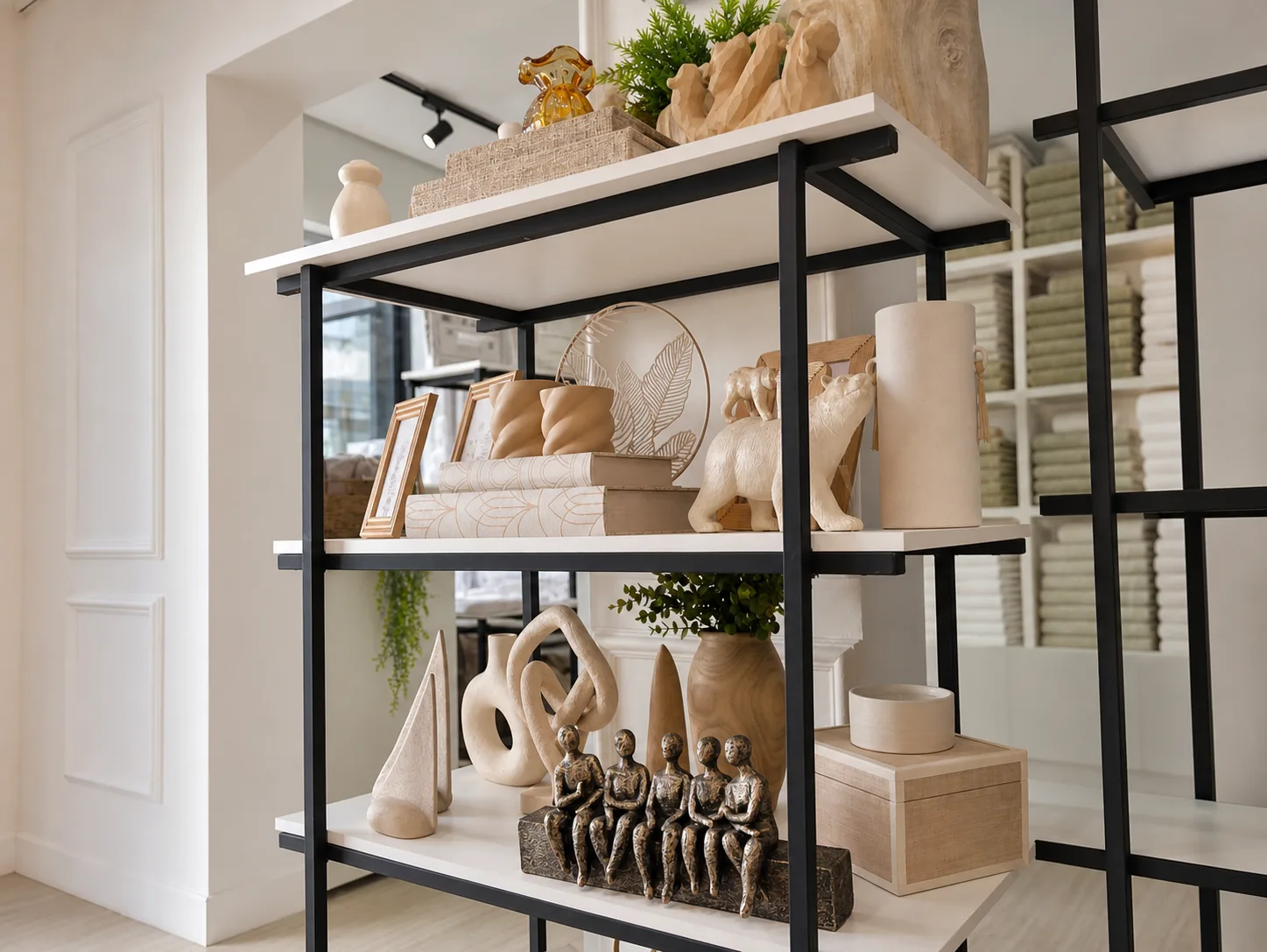 Estante com esculturas decorativas, cerâmicas e detalhes em bronze