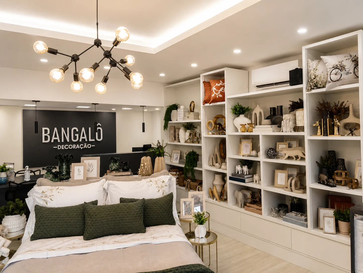 Interior do showroom da Bangalô Decoração em Campinas com cama montada e objetos decorativos
