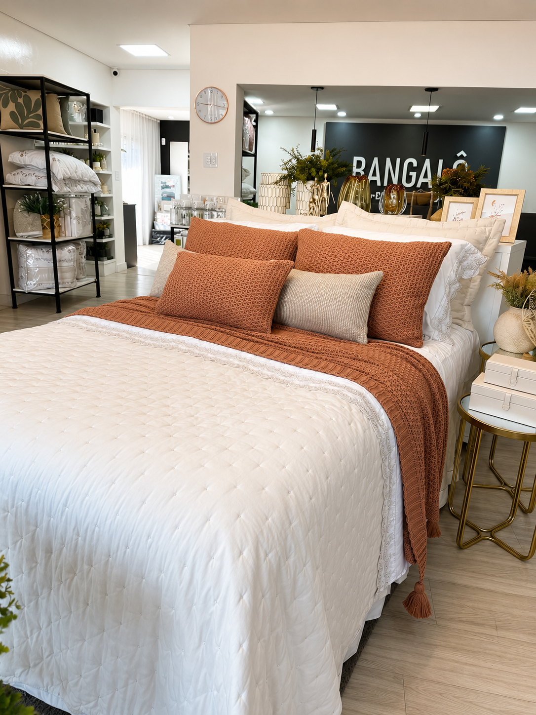 Cama montada com enxoval em tons naturais no interior da Bangalô