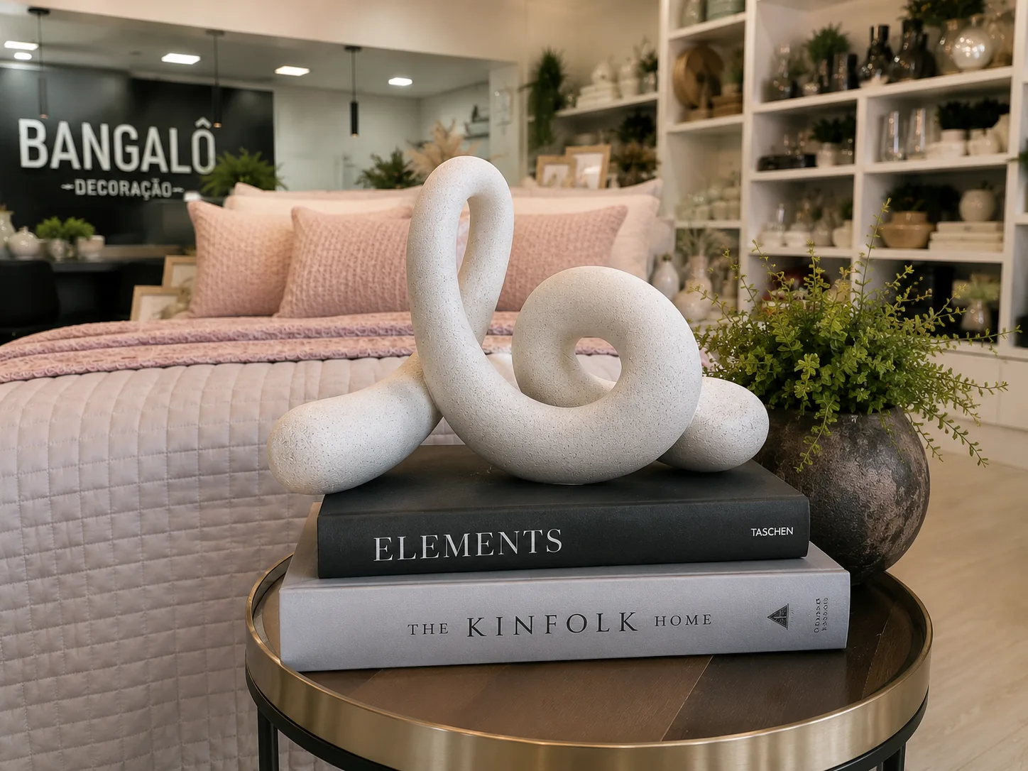 Objetos escultóricos expostos no showroom da Bangalô em Campinas